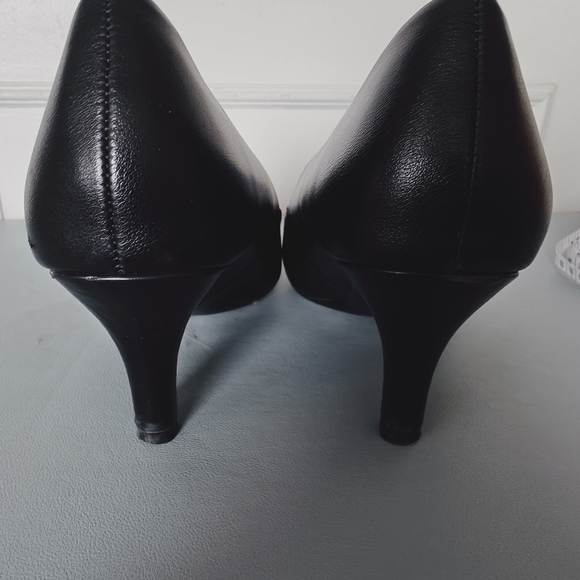 Classic black heels - office - Size 8.5M - Picture 3 of 11